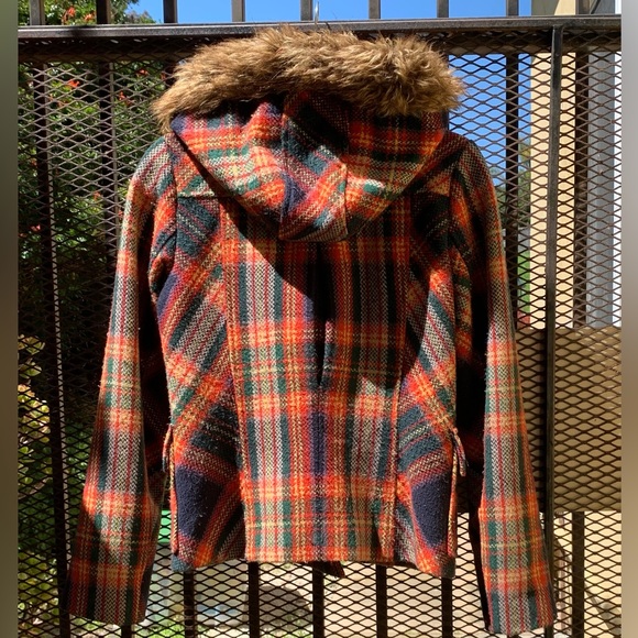 A Plaid lovers find. dELiA’s limited edition jacket is super adorable 🌞☃️ - Picture 2 of 4